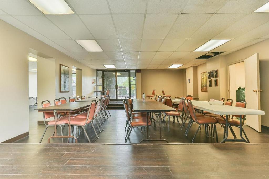 Family Bear Condos, Full King Suite, Kitchen, Pool Access Unit 103 Gatlinburg Eksteriør billede