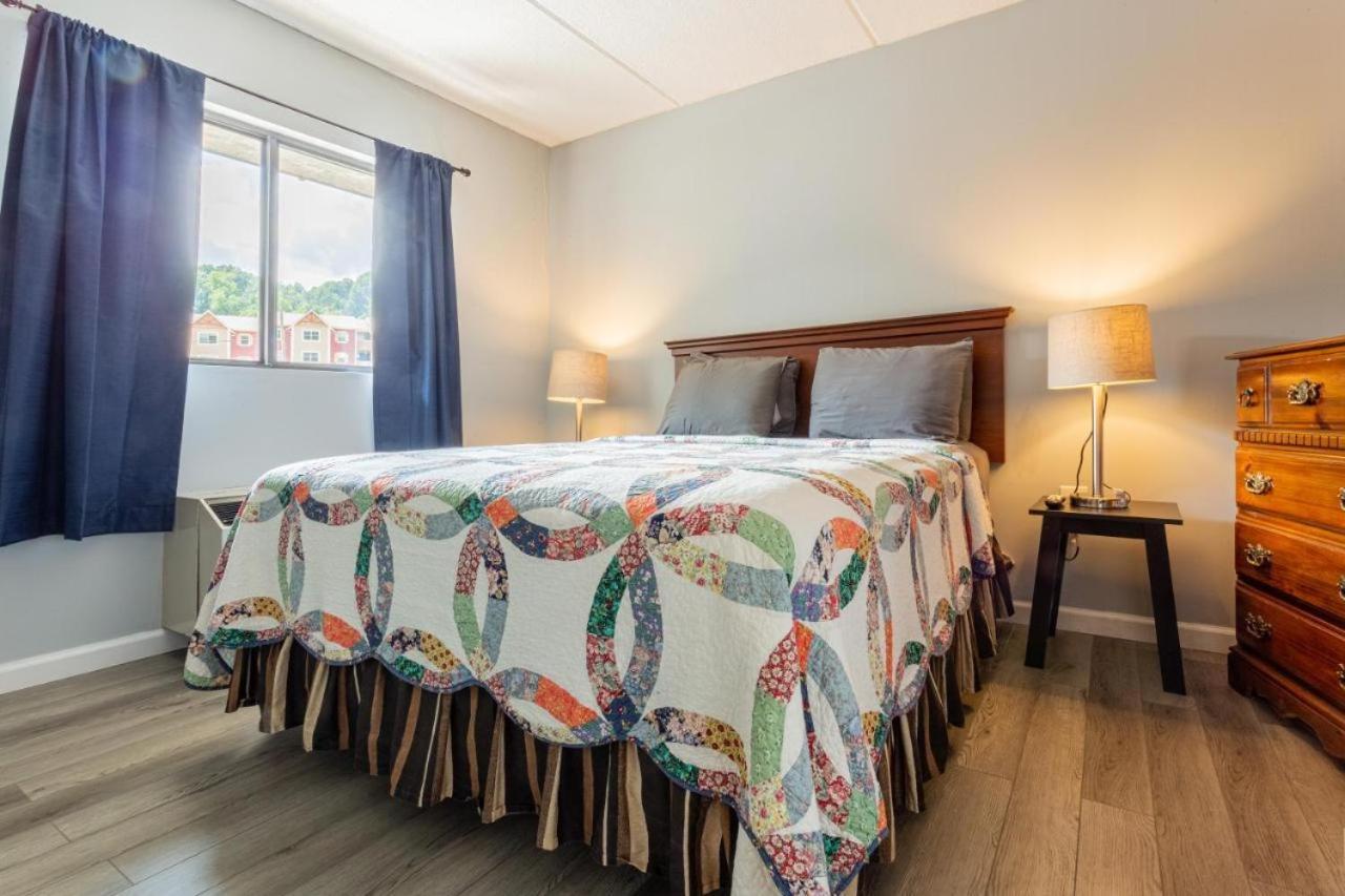 Family Bear Condos, Full King Suite, Kitchen, Pool Access Unit 103 Gatlinburg Eksteriør billede